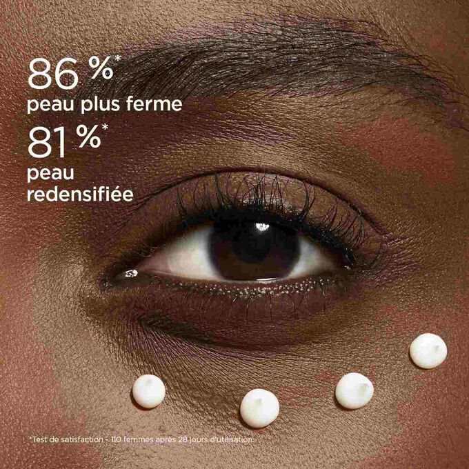 Gros plan sur l'œil d'une femme pour illustrer que 86 % des utilisatrices de Total Eye Lift de Clarins ont constaté que leur peau était plus ferme, et 81 % ont trouvé leur peau redensifiée.