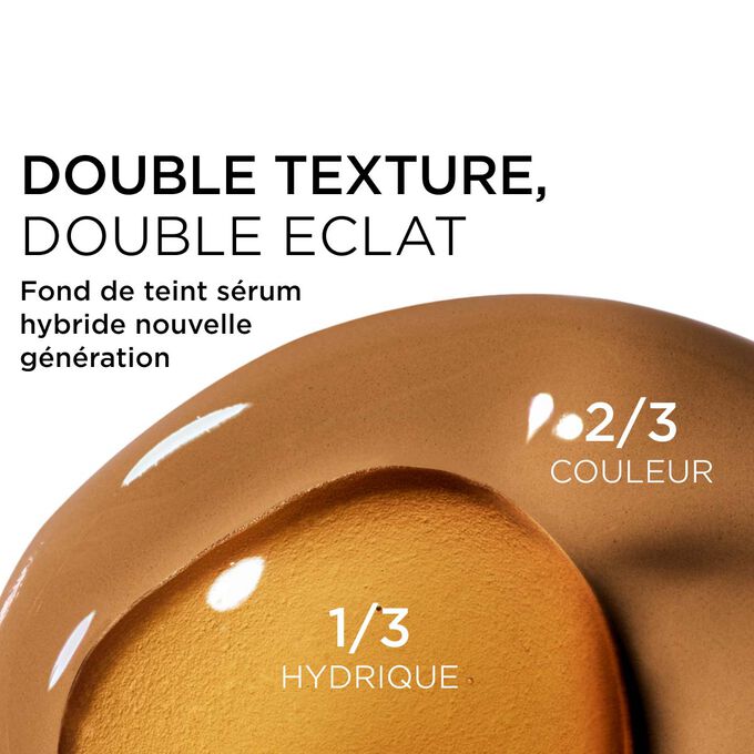 Gros plan sur le m&eacute;lange de deux textures : le s&eacute;rum et le fond de teint dans le fond de teint s&eacute;rum Clarins pour une couvrance nouvelle g&eacute;n&eacute;ration