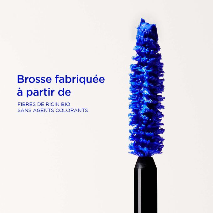 Gros plan sur la brosse Supra volume XXL en bleu, pour mettre en valeur ses fibres de ricin bio sans agents colorants.