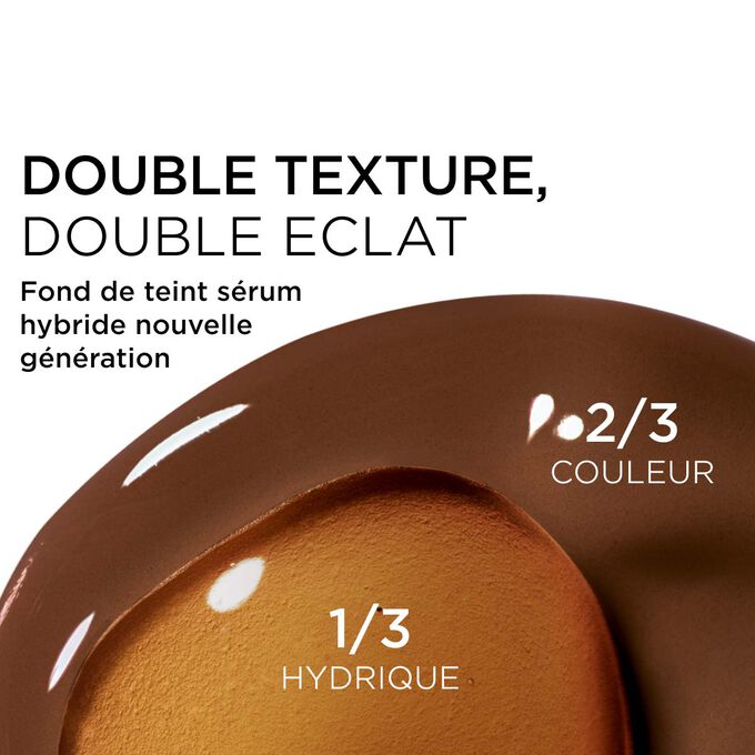 Gros plan sur le m&eacute;lange de deux textures : le s&eacute;rum et le fond de teint dans le fond de teint s&eacute;rum Clarins pour une couvrance nouvelle g&eacute;n&eacute;ration