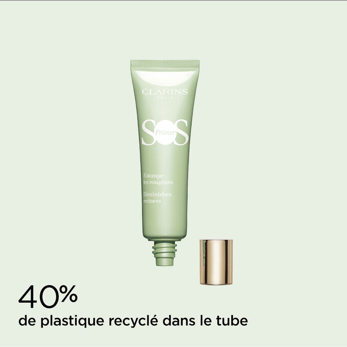 Plan produit SOS Primer Vert de Clarins avec texte qui met en valeur son tube fabriqué à partir de 40% de plastique recyclé.