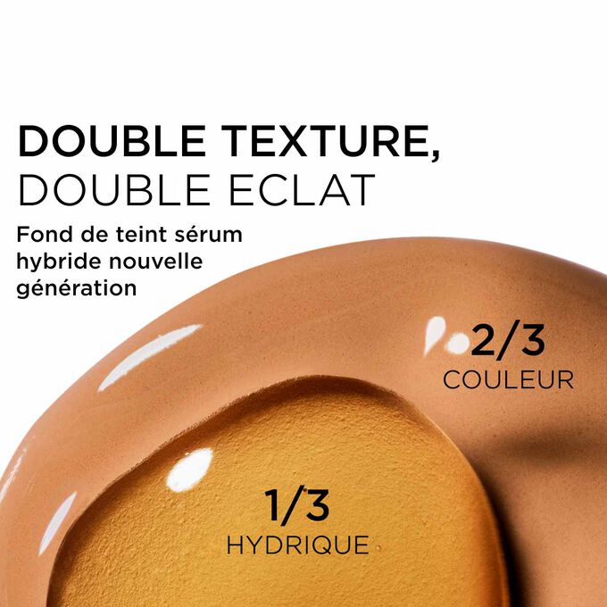 Gros plan sur le m&eacute;lange de deux textures : le s&eacute;rum et le fond de teint dans le fond de teint s&eacute;rum Clarins pour une couvrance nouvelle g&eacute;n&eacute;ration