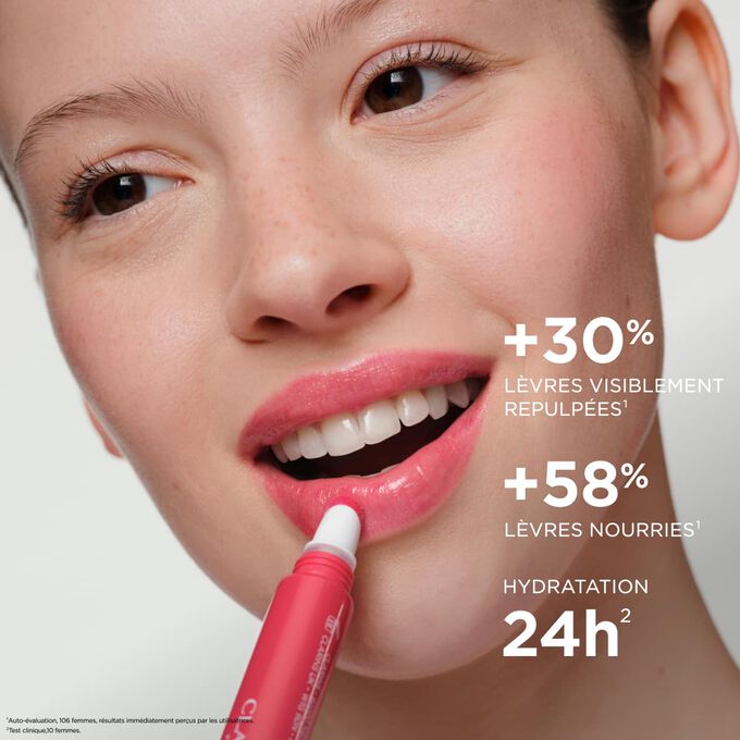 Femme appliquant l'embellisseur l&egrave;vres Lip Perfector, soulignant l'effet repulpant et nourrissant des l&egrave;vres, ainsi que les bienfaits d'une hydratation 24 heures sur 24.