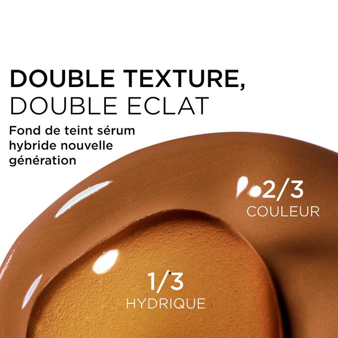Gros plan sur le m&eacute;lange de deux textures : le s&eacute;rum et le fond de teint dans le fond de teint s&eacute;rum Clarins pour une couvrance nouvelle g&eacute;n&eacute;ration