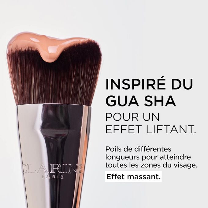 Gros plan sur les pinceaux Fond de teint Double Serum de diff&eacute;rentes tailles pour atteindre toutes les zones et offrir un effet massant pour le visage