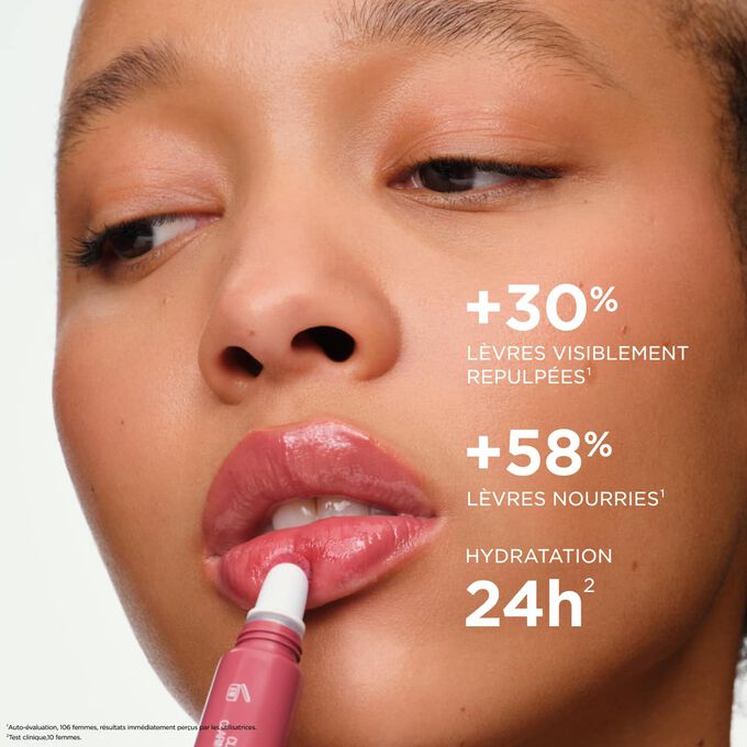 Femme appliquant l'embellisseur l&egrave;vres Lip Perfector, soulignant l'effet repulpant et nourrissant des l&egrave;vres, ainsi que les bienfaits d'une hydratation 24 heures sur 24.