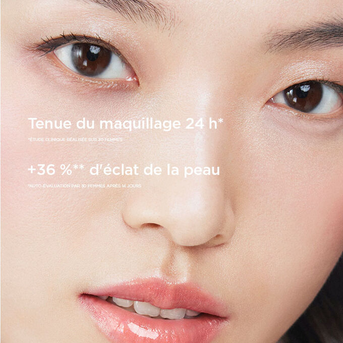 Gros plan sur le visage d'une femme pour illustrer qu'avec le spray Fix' Make-Up Clarins, le maquillage des utilisateurs tient pendant 24 h.