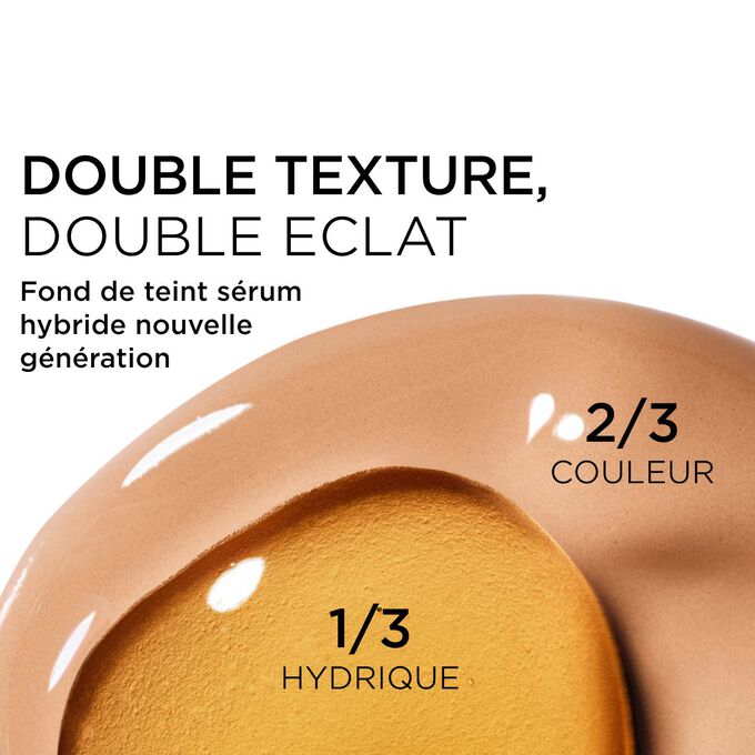 Gros plan sur le m&eacute;lange de deux textures : le s&eacute;rum et le fond de teint dans le fond de teint s&eacute;rum Clarins pour une couvrance nouvelle g&eacute;n&eacute;ration