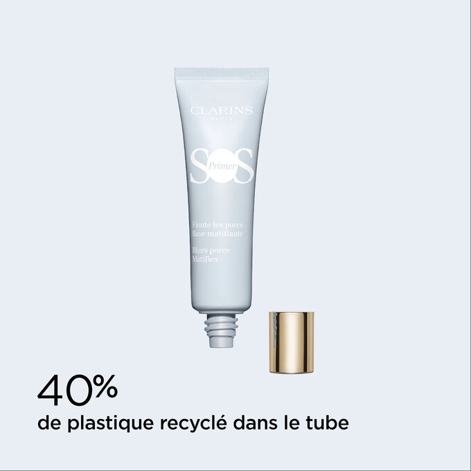 Plan produit SOS Primer Matifiant de Clarins avec texte qui met en valeur son tube fabriqué à partir de 40% de plastique recyclé.
