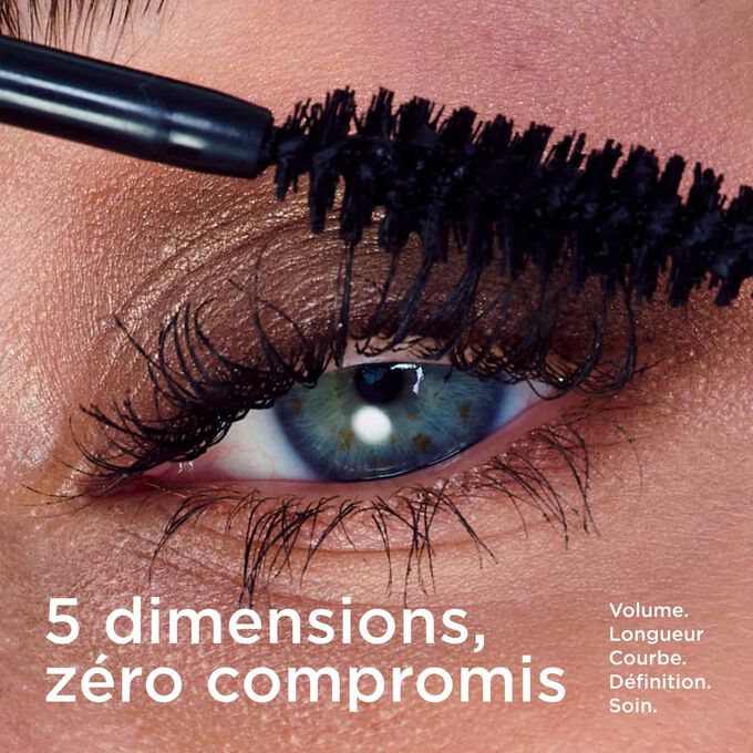 Gros plan sur les cils d&rsquo;une femme appliquant le mascara Curl Defining Clarins, pour montrer le volume, la courbure, la d&eacute;finition et l&rsquo;effet soin des cils.
