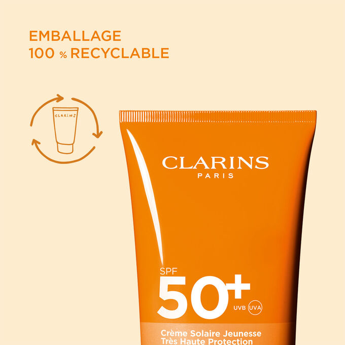 Gros plan sur la Cr&egrave;me solaire anti-&acirc;ge haute protection corps SPF&nbsp;50 Clarins pour mettre en valeur son emballage 100&nbsp;% recyclable.