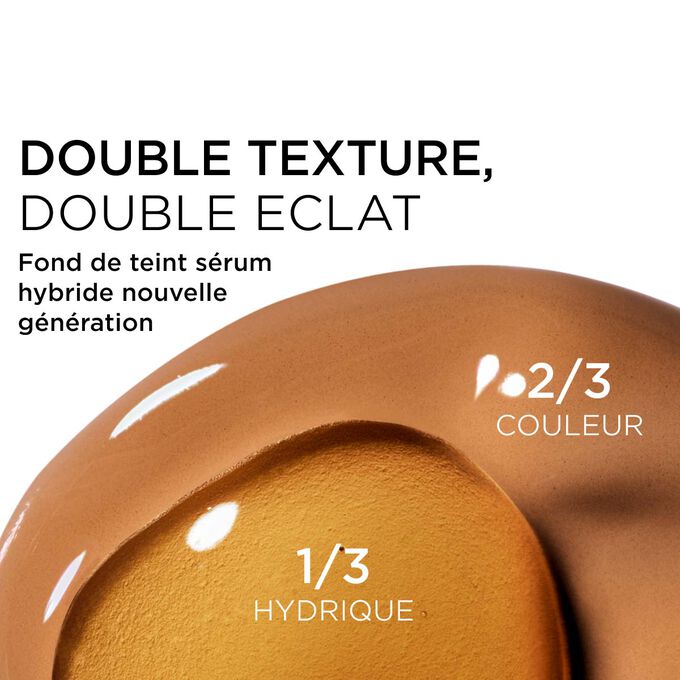 Gros plan sur le m&eacute;lange de deux textures : le s&eacute;rum et le fond de teint dans le fond de teint s&eacute;rum Clarins pour une couvrance nouvelle g&eacute;n&eacute;ration
