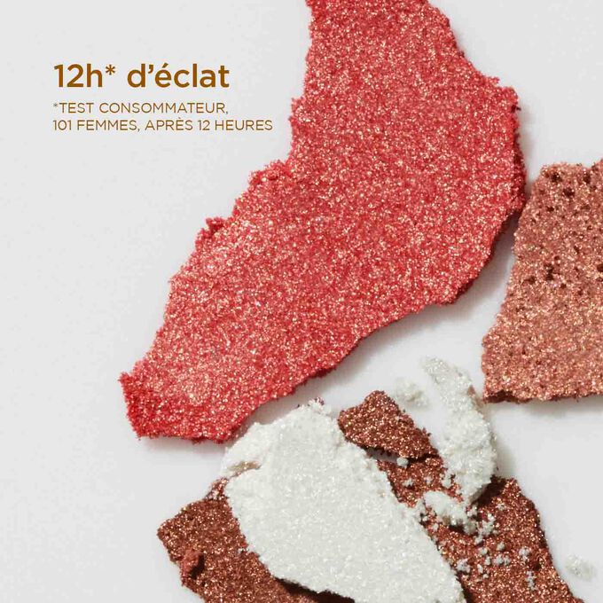 Gros plan sur les différentes teintes de blush en poudre, avec un texte qui illustre les 12 heures d’éclat, pour un teint lumineux.