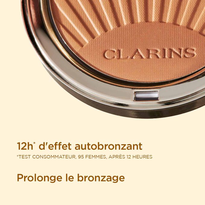 Gros plan sur la palette de poudre bronzante, pour illustrer ses 12 heures d’effet bronzant et sa capacité à prolonger le hâle naturel de la peau