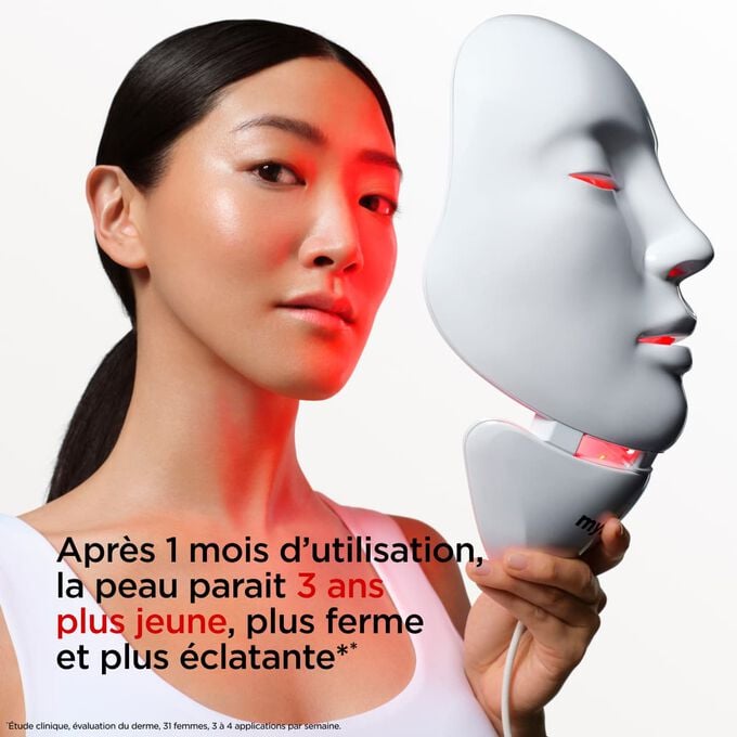 Gros plan sur le mannequin tenant un myLEDmask2 visage et cou, d&eacute;montrant ses bienfaits pour rendre la peau plus jeune, plus ferme et plus &eacute;clatante