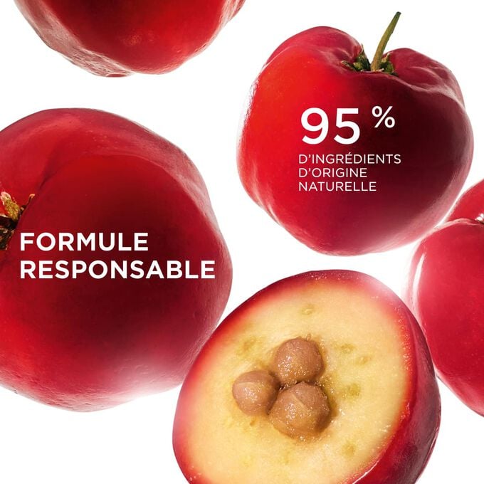 Gros plan sur l&rsquo;ac&eacute;rola, illustrant une formule responsable contenant 95&nbsp;% d'ingr&eacute;dients d'origine naturelle des produits Clarins.