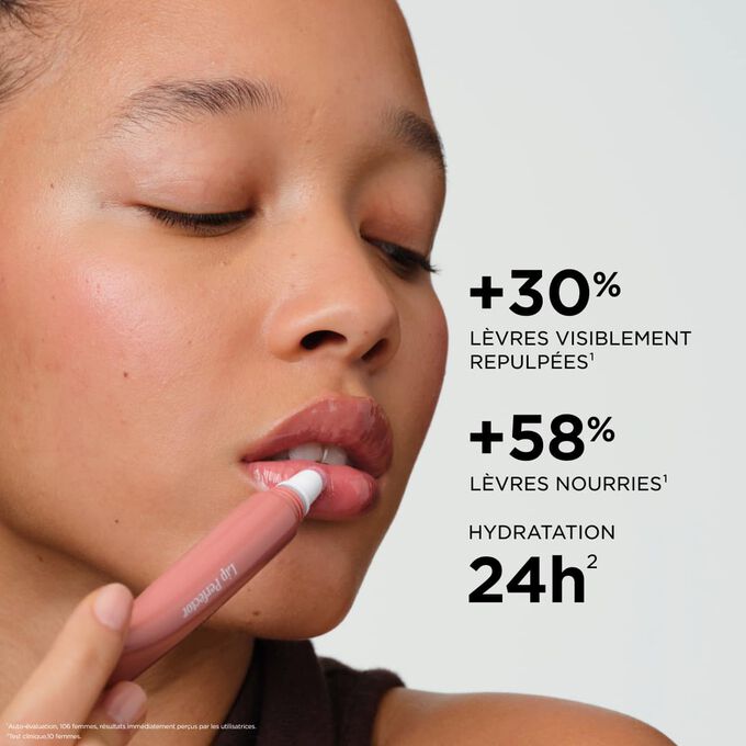 Femme appliquant l'embellisseur l&egrave;vres Lip Perfector, soulignant l'effet repulpant et nourrissant des l&egrave;vres, ainsi que les bienfaits d'une hydratation 24 heures sur 24.