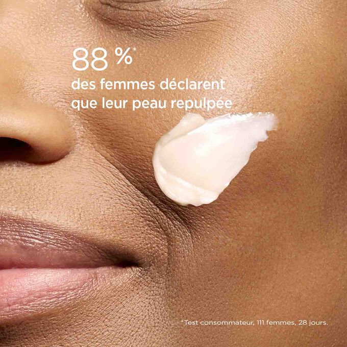 Gros plan sur la joue d'une femme montrant que 88 % des utilisatrices ont trouvé que la crème Multi-Intensive Jour de Clarins avait visiblement repulpé leur peau.