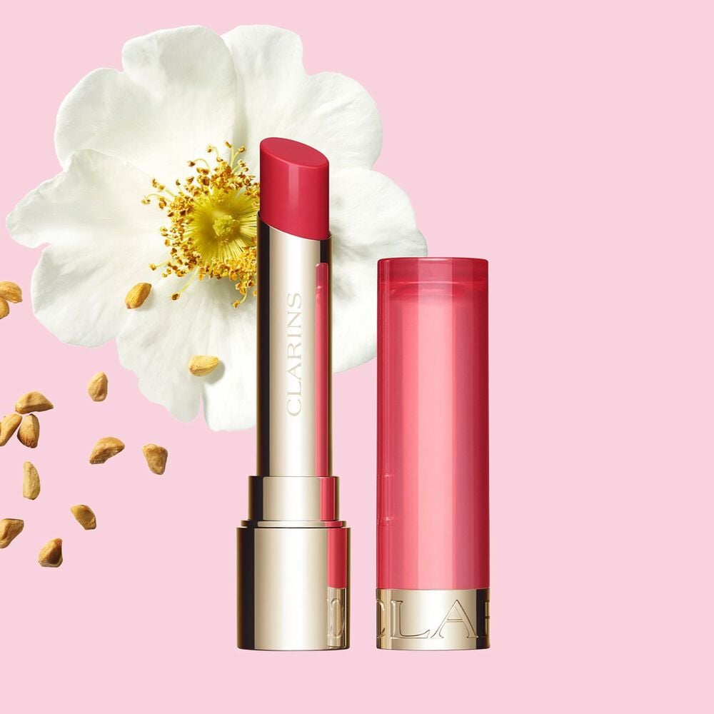 Le baume Lip Oil nourrissant Clarins rehausse les lèvres d’un fini rouge cerise subtil
