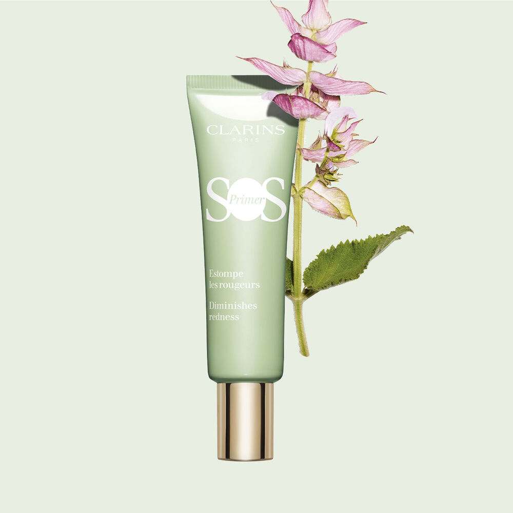 Plan produit d'un tube de SOS Primer Vert de Clarins pour réduire les rougeurs, avec branche de sauge sclarée