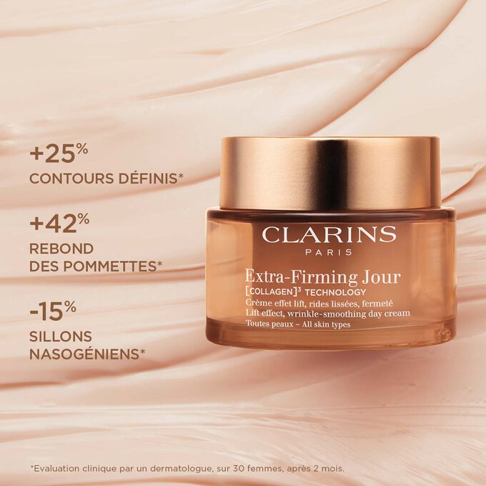 Plan produit de la Crème Extra-Firming Jour pour illustrer ses effets de joues rebondies, contours du visage définis et sillons nasogéniens.