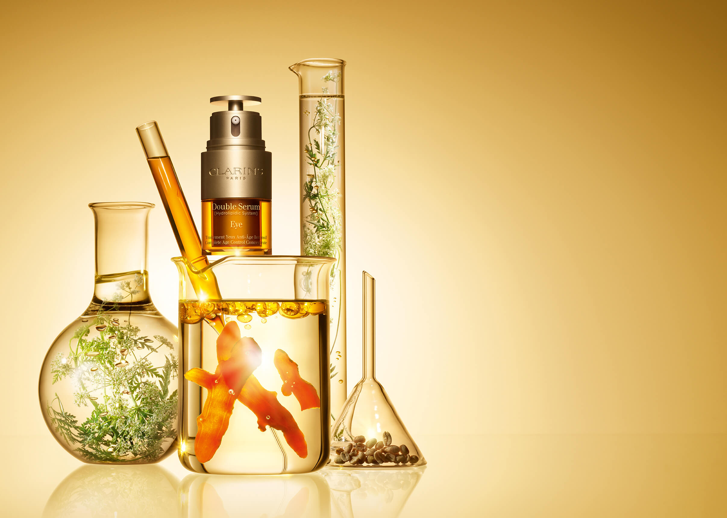 Plan produit Double Serum Eye entouré de récipients de laboratoire en verre