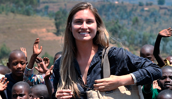Photo de Lauren Bush avec des enfants