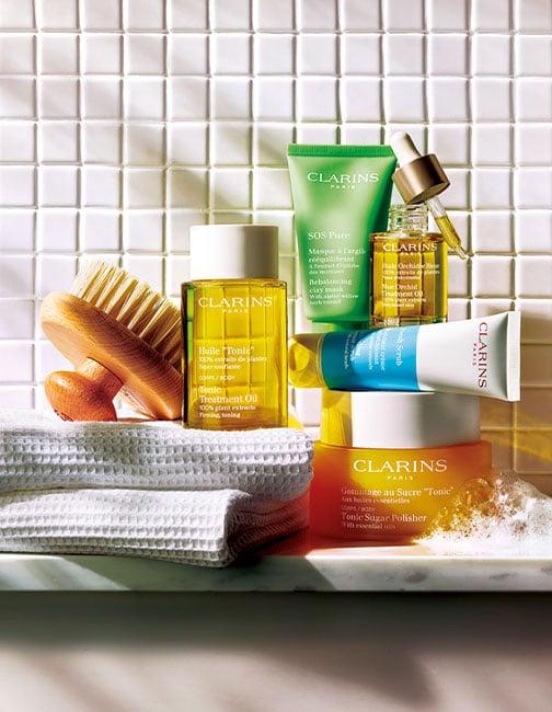 Des produits de beauté Clarins dans une salle de bain