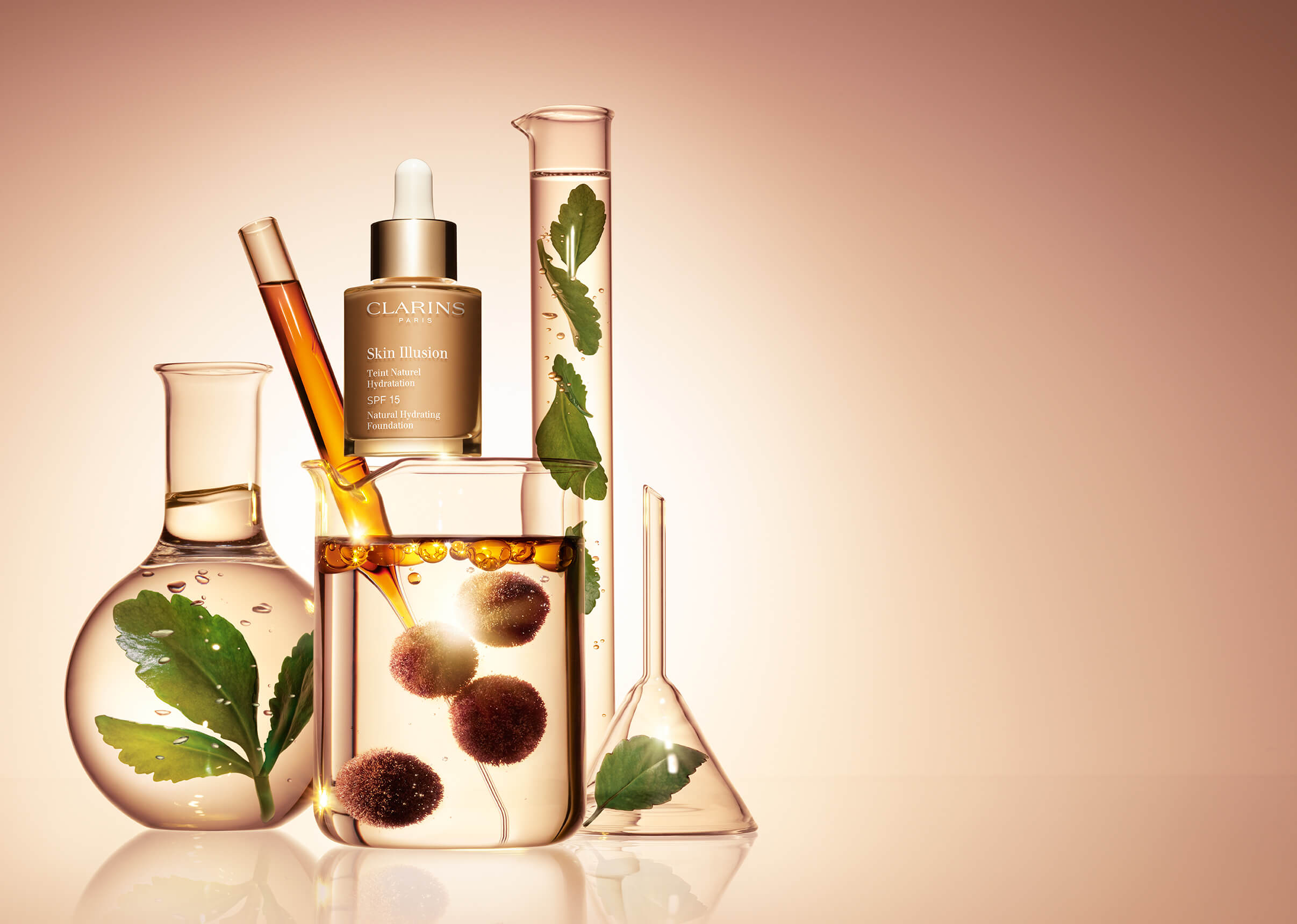 Plan produit Skin Illusion entouré de récipients de laboratoire en verre