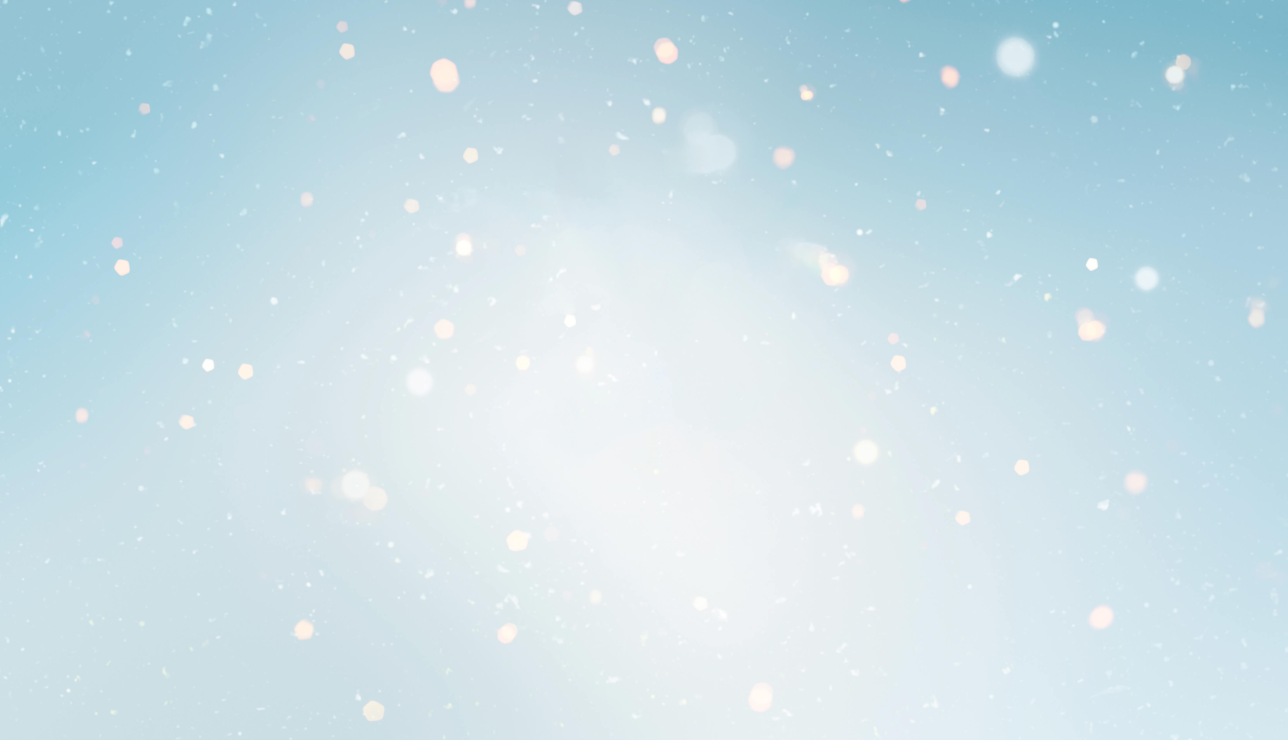 Extrait de la campagne vidéo Noël 2025 de Clarins, montrant un skieur glissant sur un sapin de Noël rempli de produits Clarins.