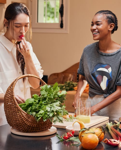 Deux femmes en train de cuisiner des fruits 