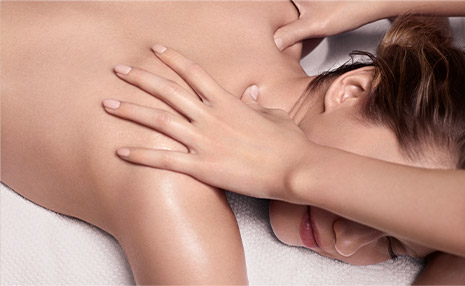 Femme qui se fait masser