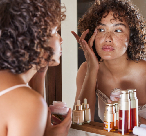 Femme nettoyant son visage