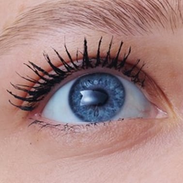 Résultats du mascara Supra Volume pour des cils visiblement plus épais