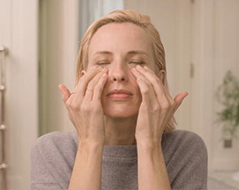 Comment appliquer un soin contour des yeux ?