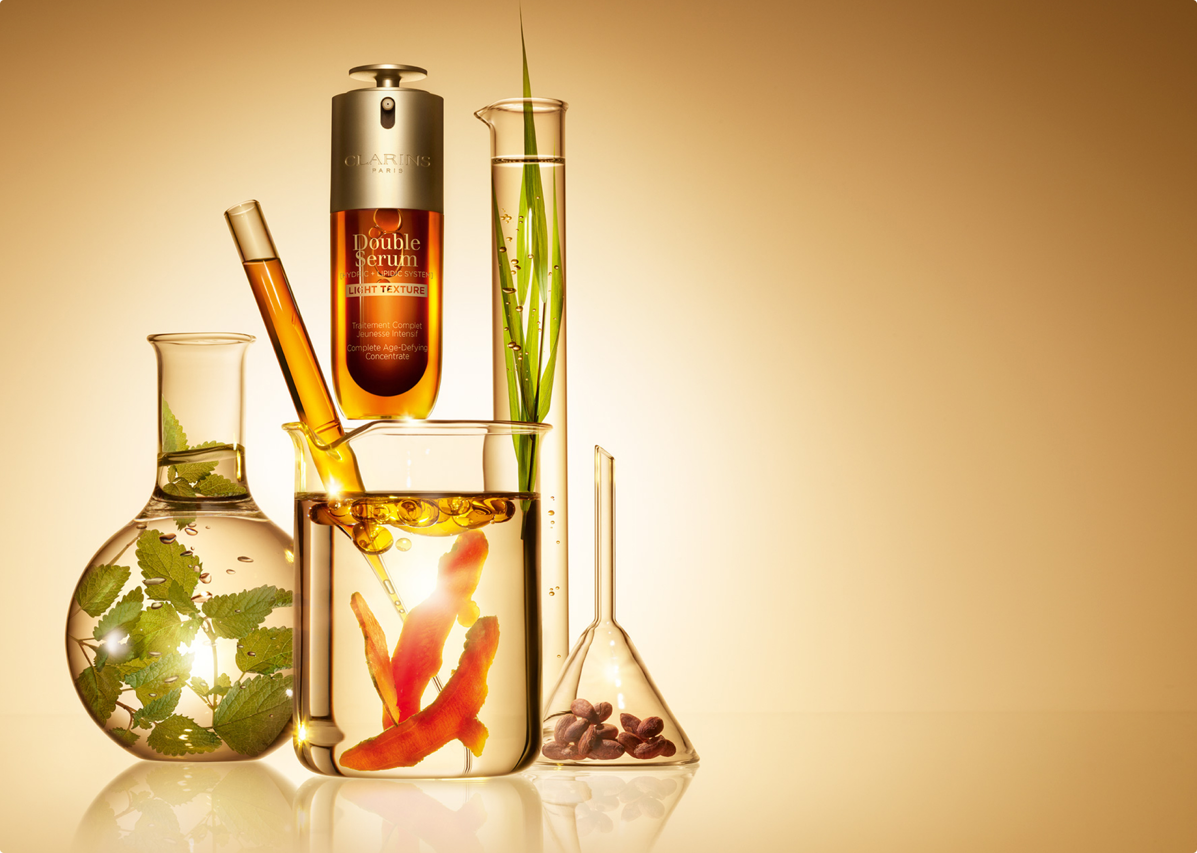 Plan produit Double Serum Light Texture entouré de récipients de laboratoire en verre