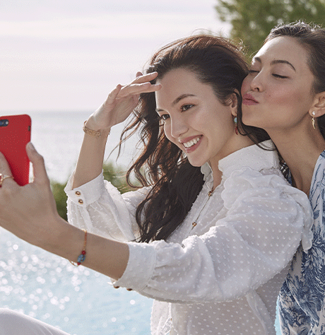 Femmes prenant un selfie