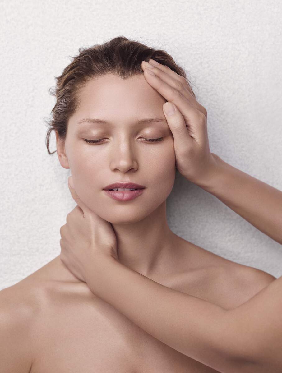 Visuel d'un Spa By, Femme massée par une esthéticienne